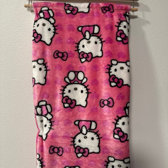 Hello Kitty pink blanket NWT - Picture 3 of 5